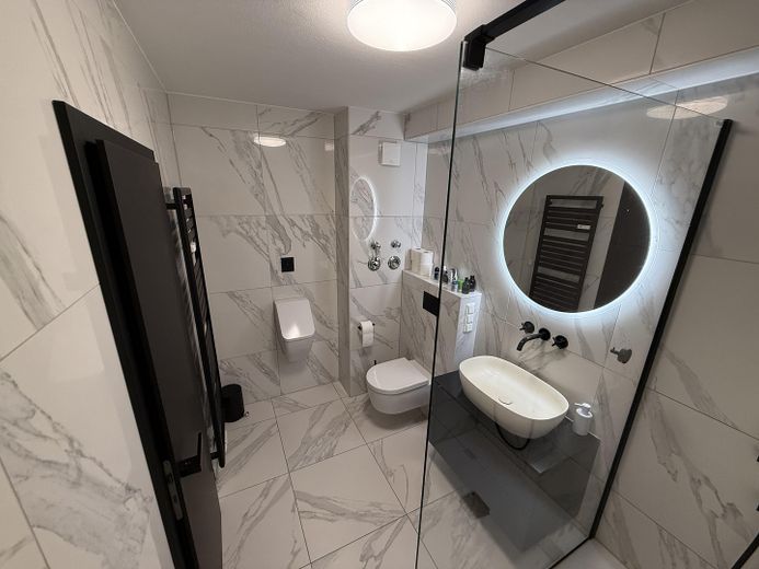 Modern dubleks daire, sakin konumda – balkon ve garajlı – Bad