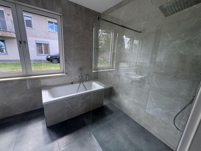 Traumhafte 4 Raumwohnung mit großem Garten in einer Villa – Foto 19
