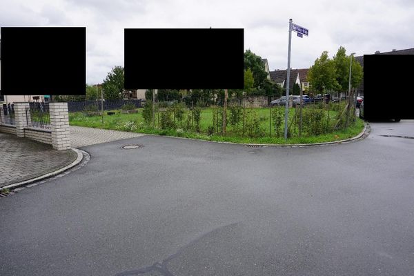 Prime location in the Nuremberg / Fürth / Erlangen metropolitan triangle: Building plot of approx. 550 m² for 2 semi-detached houses or a detached single-family home