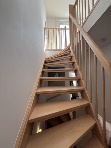 Family-friendly modern semi-detached house in a quiet development on the Havel – Treppe zum 2.OG