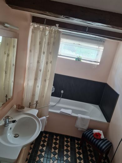 Historisches Fachwerk-Ensemble (Haupthaus + Nebengebäude + 2 Garagen) – Badezimmer Hotelzimmer