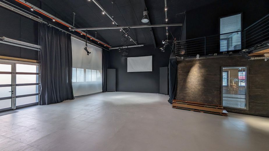 Einzigartig im Umkreis: 278m² Design-Loft-Halle + 100m² Büro-Obergeschoss, genehmigt als Wohnraum – Halle