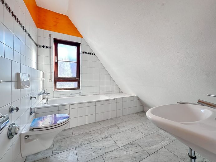 In zentraler Lage von Leonberg-Eltingen - helle 4-Zimmer-Maisonette mit Kfz.-Stellplatz – Bad
