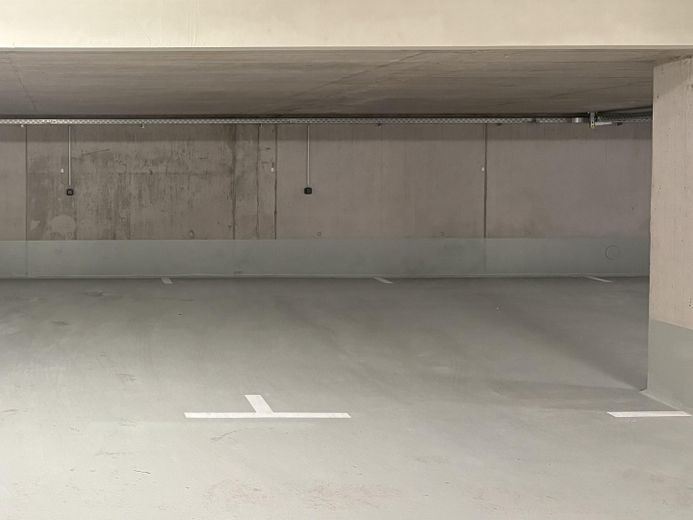 Jasne 2-pokojowe mieszkanie w nowym budownictwie z kuchnią, balkonem i 2 miejscami parkingowymi w Nürtingen-Oberensingen – Tiefgaragen-Stellplatz