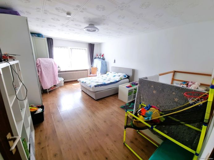 Prestigeträchtige Anlageimmobilie im Grünen und der Möglichkeit zur Pferdehaltung – Zimmer 1 Haupthaus