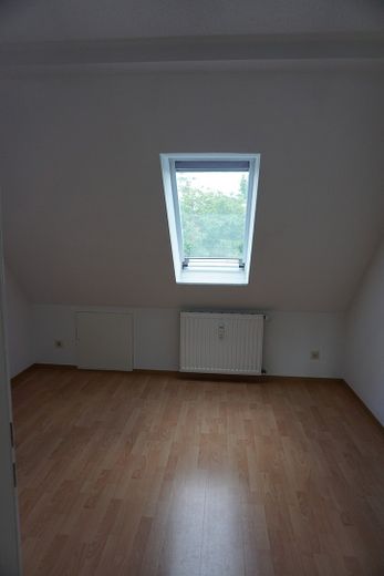 Świeżo wyremontowane, jasne mieszkanie na poddaszu – tylko 5 minut do portu w Zwenkau – Foto 9