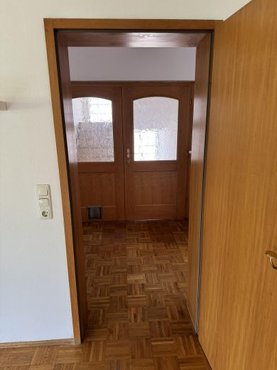 Zentrumsnah: Wohnhaus mit Galerie/Atelier, Einlieger-App.  & traumh. Naturgarten (834 qm) – OG Ausgang Gang/Wohnen