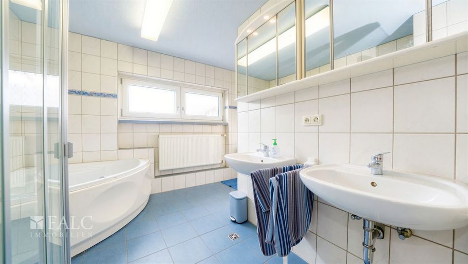 Halbes Haus, ganzes Glück, noch mehr Garten! FALC Immobilien Heilbronn – Großzügiges Tageslicht-Bad