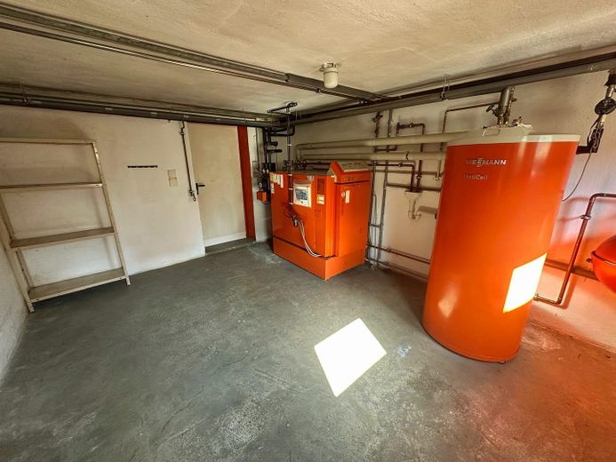 Wohnensemble aus zwei verbundenen Hausteilen – 244 m² Wohnfläche, Wintergarten & Sauna – Keller 