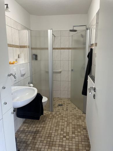 Einfamilienhaus Neerstedt (zentral) – Bad mit barrierefreier Dusche 