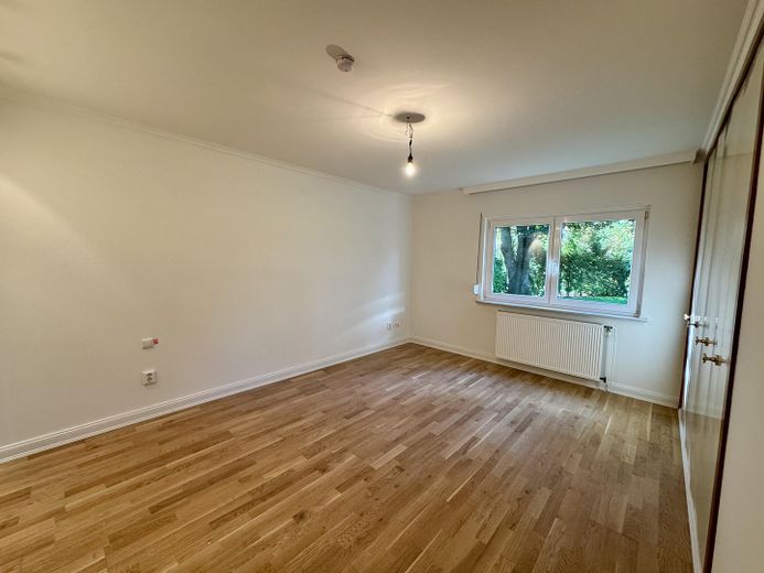 Heller 5-Zimmer-Bungalow mit Kamin, großem Garten & Doppelgarage | Stadtgrenze Hamburg – Schlafzimmer