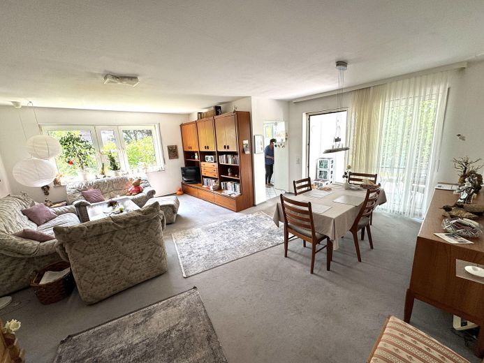 Ruhige und helle 3 Zi. Gartenwohnung mit 90 qm in Finthen – Wohnzimmer 
