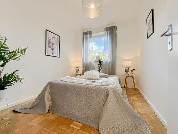 Wilhelmplatz ve Schreventeich yakınında, komisyonsuz, yeni yenilenmiş zemin kat dairesi ve park yeri – Schlafzimmer 1