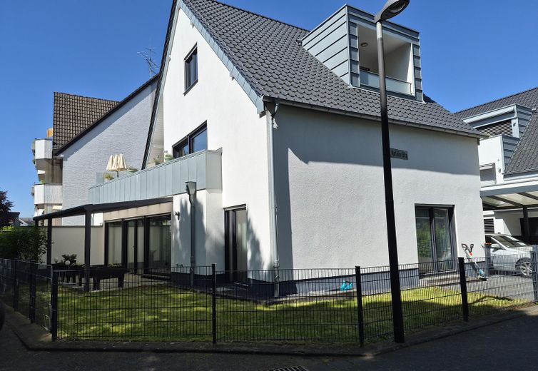 Barrierefreie 3 1/2-Zimmerwohnung mit großer Terrasse und Carport in Troisdorf-Spich – Hausansicht