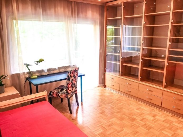 Arbeits- oder Kinderzimmer