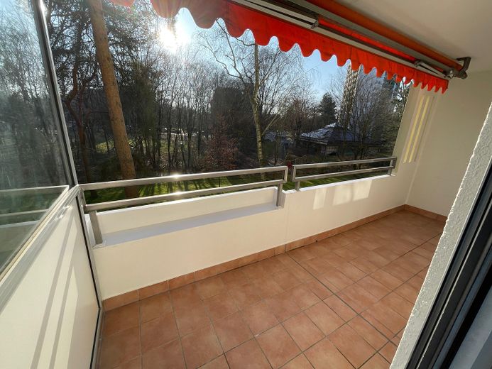 Helle 3-Zimmer-Wohnung mit Blick ins Grüne, überdachtem Balkon, Aufzug und TG in Nürnberg-Langwasser – Balkon