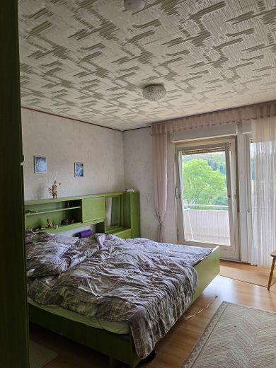 Provisionsfrei: Großzügiges Einfamilienhaus in ruhiger Aussichtslage mit teilbarem Großgrundstück – Schlafzimmer mit Balkonzugang
