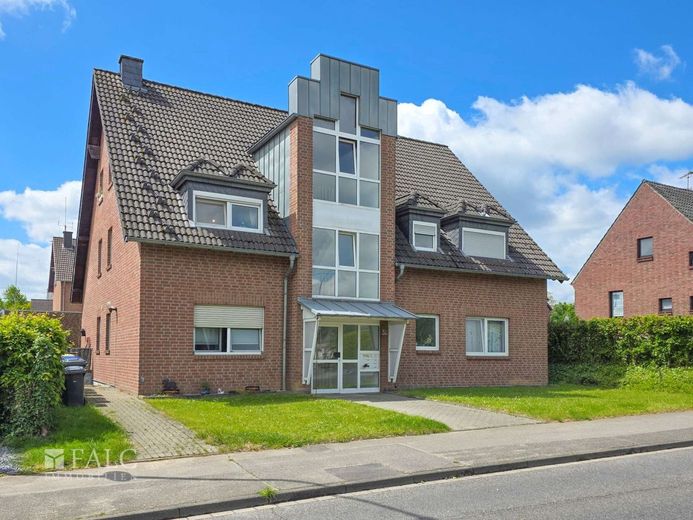 Helle 3-Zimmer-Wohnung mit Balkon und Garage in ruhiger Wohnlage – Seitliche Hausfront