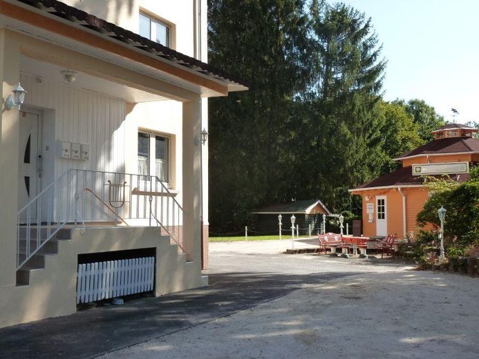 Wohnungen/ Seniorenresidenzen (11), Blockhaus-Treffpunkt(1), Bauplätze (3) – Kernfläche 1/ Hofblick