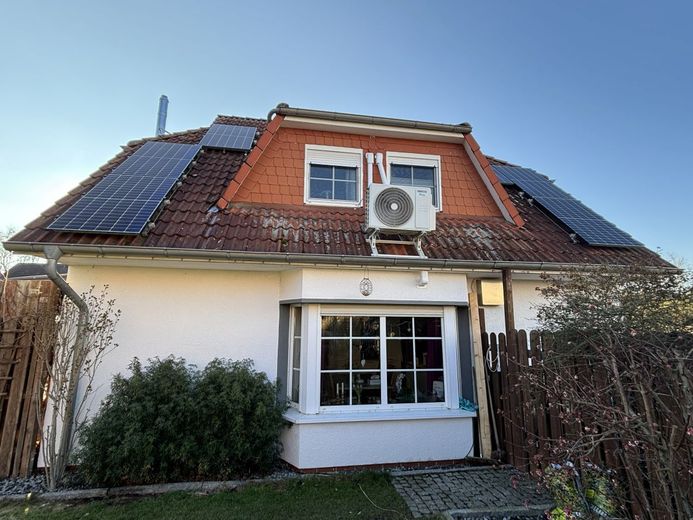 Charmante Doppelhaushälfte im Märchenviertel von Hemmingen-Arnum - mit Photovoltaik, Kamin, Klimaanlage &amp; Gartenhäusern – 20260215_142727727_iOS
