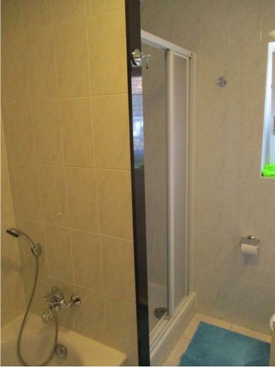 3-Zi.Wohnung im DG mit Balkon, Atelierzimmer, kl. Garten, Gartenhaus u. Garage im 4.Fam. Haus – Badewanne und Dusche