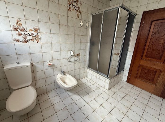 Viel Raum zum Leben: Riesige Landhausvilla in Neuhof/Fulda! – Duschbad mit WC und Bidet