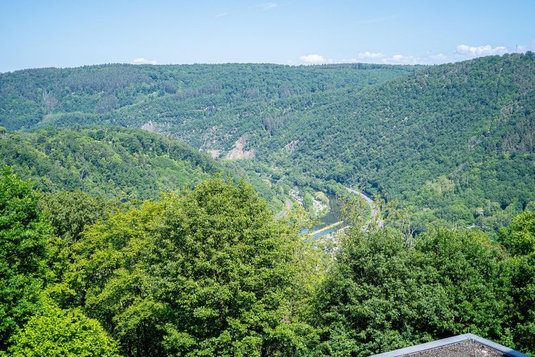 Sofort bezugsfrei: Barrierefreie 135m²-Wohnung (3 Zi.) mit Balkon, Stellplatz, Pool & Sauna – Ausblick 1