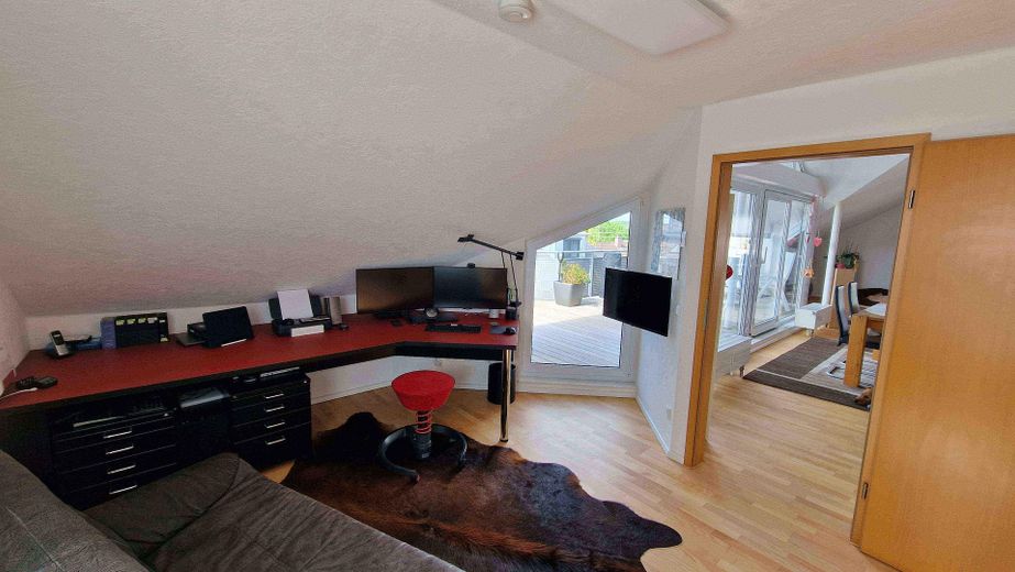 Gepflegte 3 1/2-Zimmer-DG-Wohnung mit gehobener Ausstattung und EBK in Rutesheim - provisionsfrei! – Büro mit Glasfaseranschluß