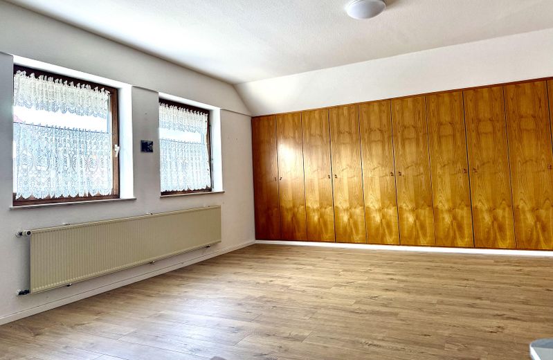 sehr großes Zimmer+Stauraum DG