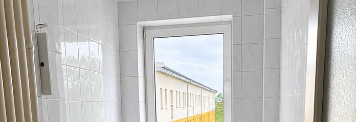 Zentrumsnah gelegene und frisch renovierte Wohnung – Badezimmer mit Fenster