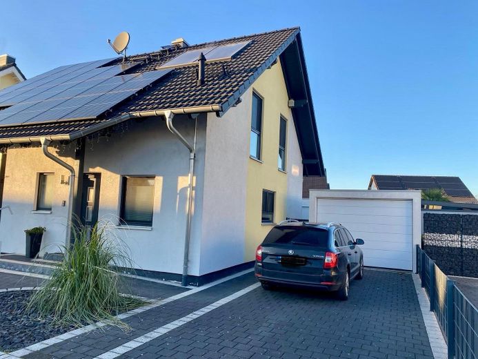 Garage mit Einfahrt
