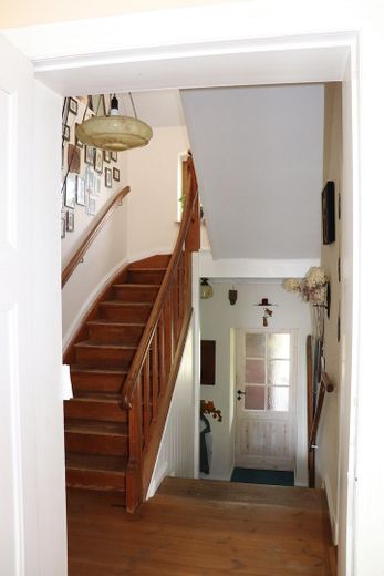 Charming country house with living basement, large garden, workshop, two verandas, hobby stable – Treppenhaus