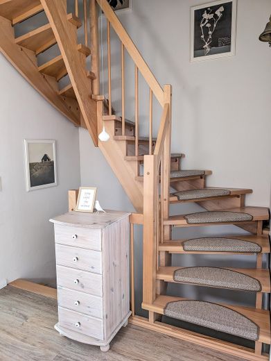 Platz zum Leben! Provisionsfreies Reihenhaus in der Gartenstadt Flensburg – Treppe zum Obergeschoss/Keller