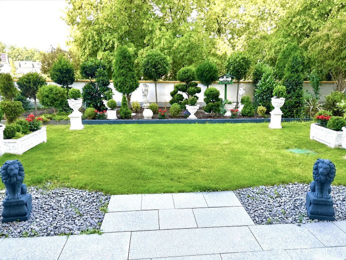 Große Terrasse! Stilvolle 2-Zi.-Garten-Whg m. EBK u. guter Infrastruktur - N/West – Südseite
