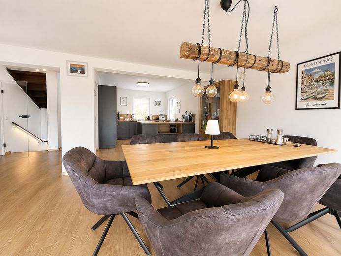 Sin comisión | Casa unifamiliar moderna con piscina y lounge | Orientación sur | Cerca de la A9 – Essbereich mit offener Küche