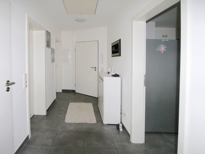 Lichtdurchflutetes Single-Schatzkästchen: Gehobene DG-Wohnung mit Balkon – FLUR