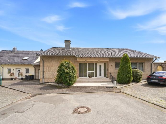 ++ Wohnen auf einer Ebene: 174 m² Bungalow mit großen Terrassen und Potenzial im Souterrain! ++ – Foto 1