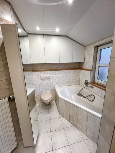 Appartamento maisonette di 4,5 locali con balcone e garage – Badezimmer