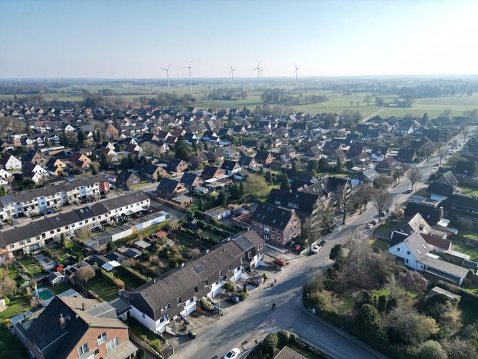 Provisionsfrei & bezugsfertig: Energieklasse B, Wärmepumpe, PV, Garten & Garage – Blick auf das Wohngebiet