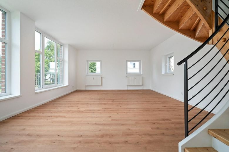 Wohnzimmer mit Holztreppe