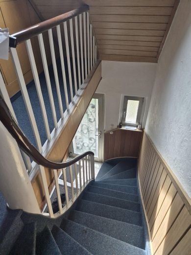Helle und geräumige 3,5-Zimmer-Dachgeschosswohnung in ruhiger Lage – Treppenhaus