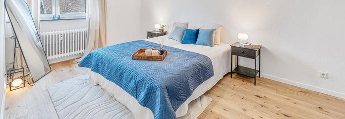 Luminoso apartamento de 3,5 habitaciones, recién renovado, con balcón *sin comisión* – Schlafzimmer