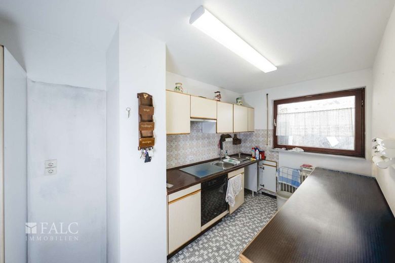 Attraktives Wohnhaus mit Balkon und vielseitigem Nutzungspotenzial in Zentraler Lage von Enzberg – Küche