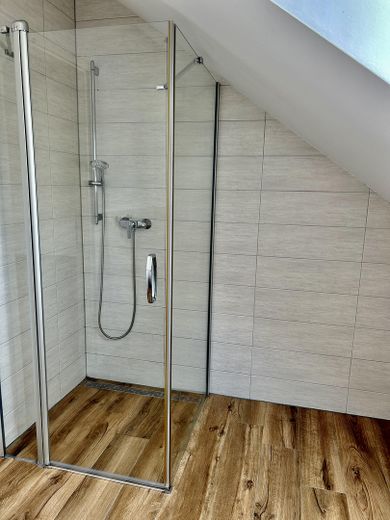 Ideal für Paare - mit Stil über den Dächern von Eislingen wohnen – Dusche im Tageslichtbad