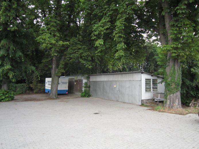 Rentables Wohn- und Geschäftshaus in guter Lage der Hansestadt Rostock – Gewerbehalle und Garagen