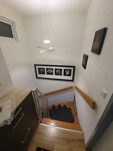 BEZUGSFREI ab 01.11.26: 4-Zi.-Maisonette (109m²) mit TG-Stellplatz & Balkon in Uni-Nähe! – Treppen Aufgang (innen)
