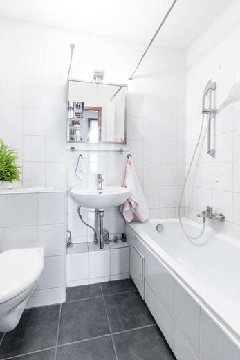 Charmante 2-Zimmer-Wohnung in Frankfurt-Bornheim - 5. Obergeschoss, Aufzug, Balkon &amp; Ausblick – Badezimmer