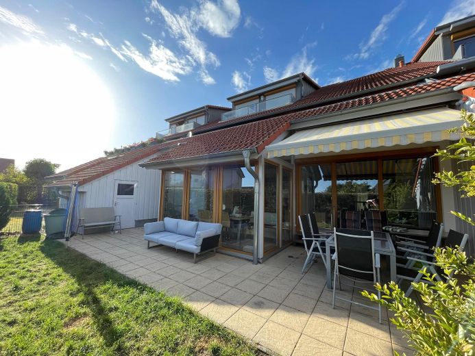 Mieszkaj jak we własnym domu | mieszkanie na parterze o powierzchni 105 m² z prywatnym ogrodem, ogrodem zimowym i garażem w Velpke – Garten und Terrasse