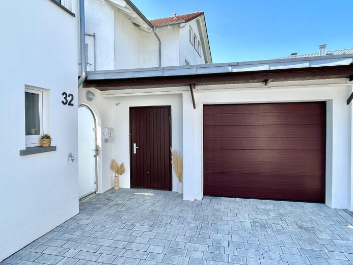 Stellplatz und Garage