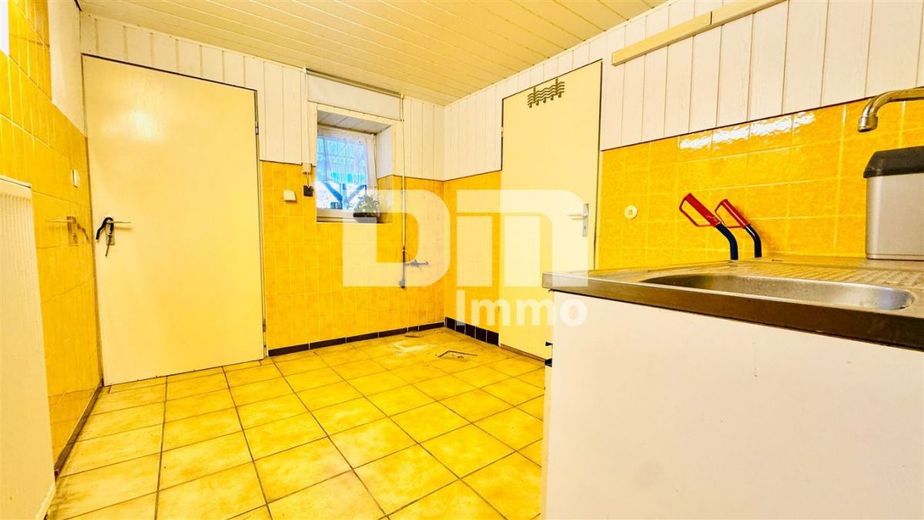 Schöne Doppelhaushälfte mit Nebengebäude, Garage und angelegtem Gartenbereich – Souterrain Waschküche